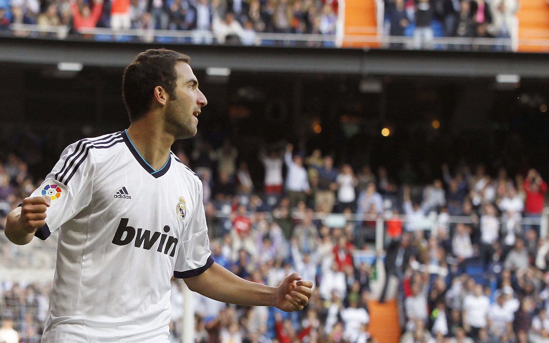 爱游戏娱乐平台-国内外专家评出年度最佳足球新人，足坛最佳新人