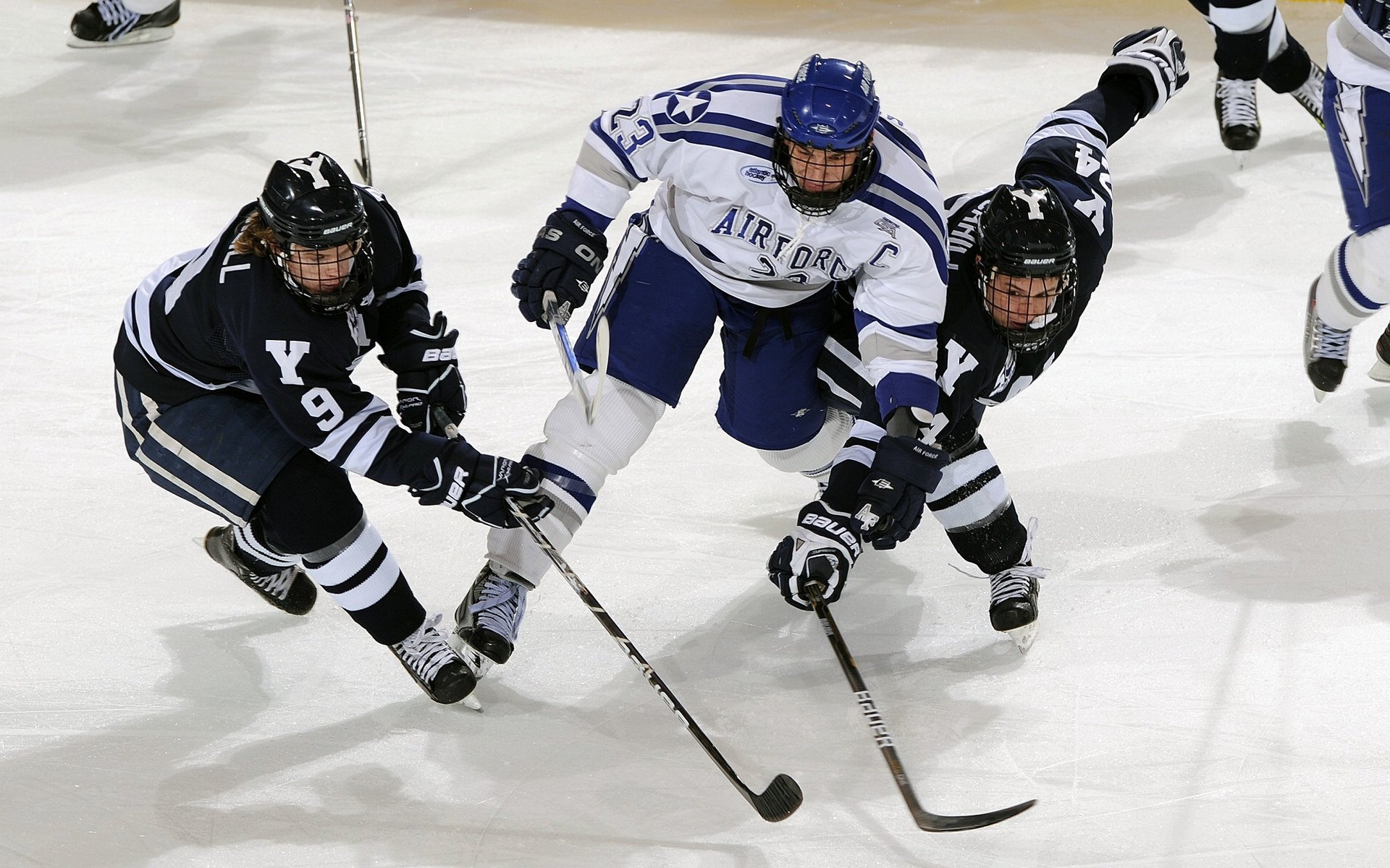 足球裁判员选拔进入校园推广阶段，足球裁判员入场程序